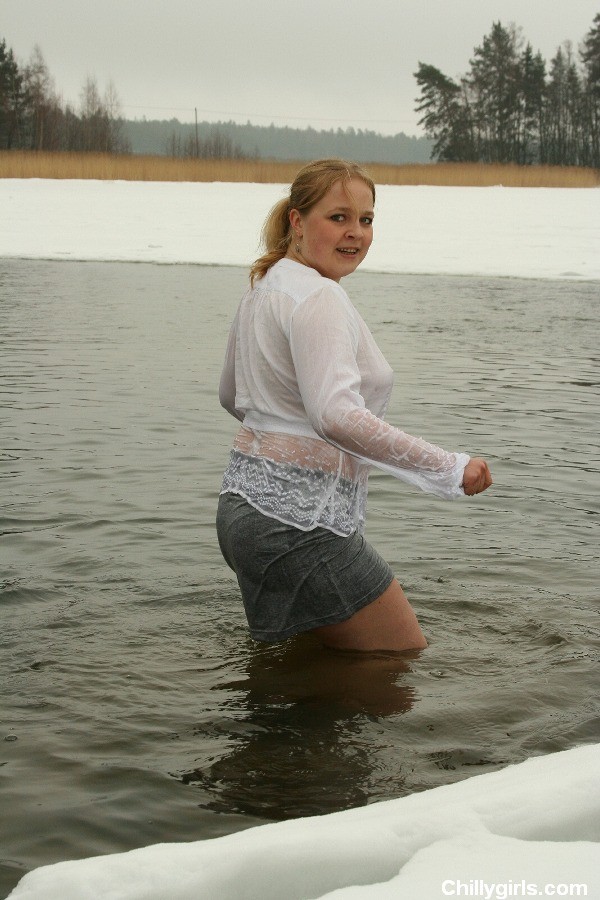 Sexy nackte Mädchen Eisloch Schwimmen im Winter
 #72293454