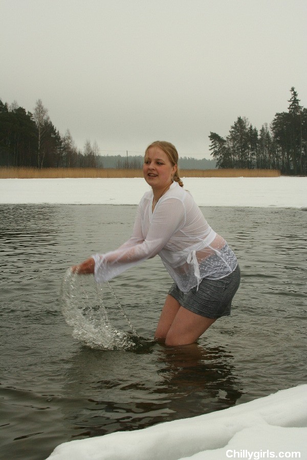 Sexy chica desnuda nadando en el hielo en el invierno
 #72293463