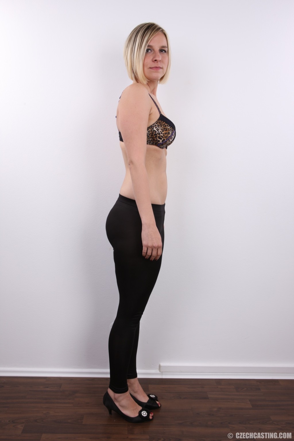 Femme au foyer sexy pose nue dans ces photos de casting
 #67183149