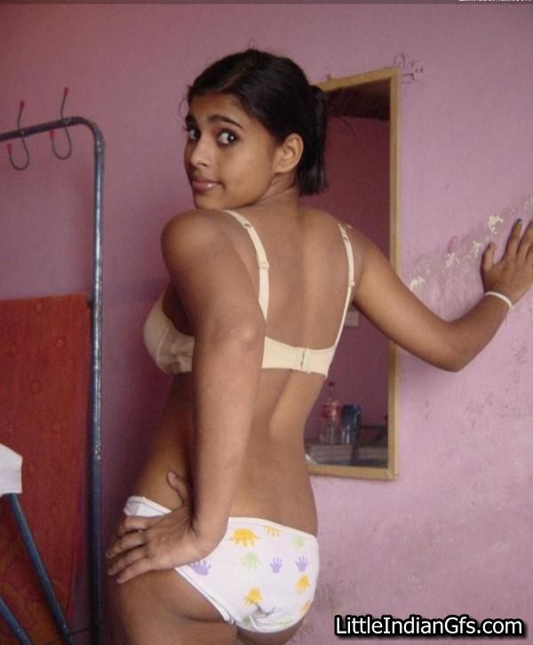 Foto indiane calde della ragazza
 #71530412