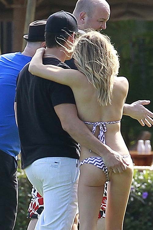 Leann rimes che espone il corpo sexy e il culo caldo in perizoma
 #75276619