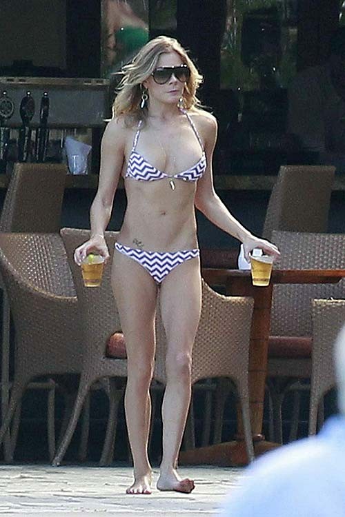 Leann rimes che espone il corpo sexy e il culo caldo in perizoma
 #75276676