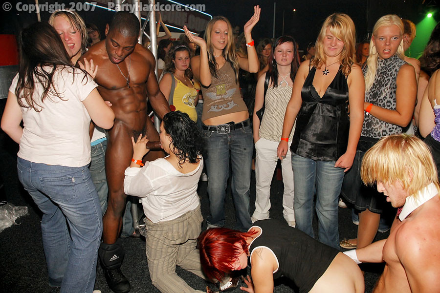 Mujeres amateurs calientes se vuelven locas por los strippers masculinos
 #76823978