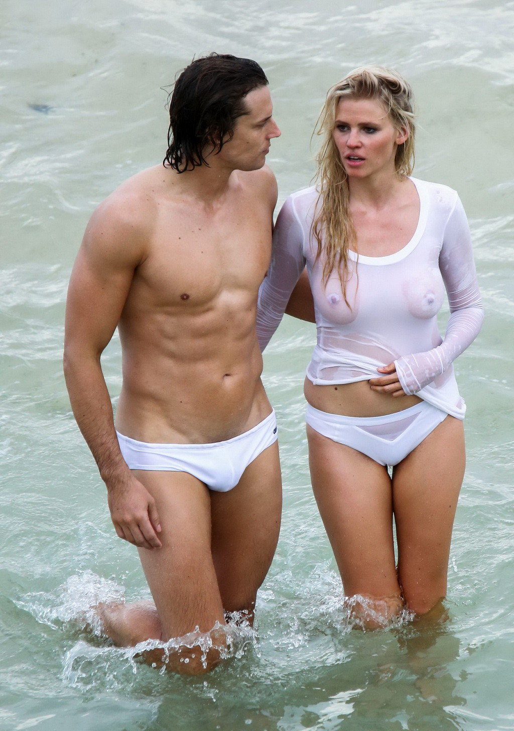 Lara stone zeigt Brüste in nassem Oberteil und Bikiniunterteil
 #75140015