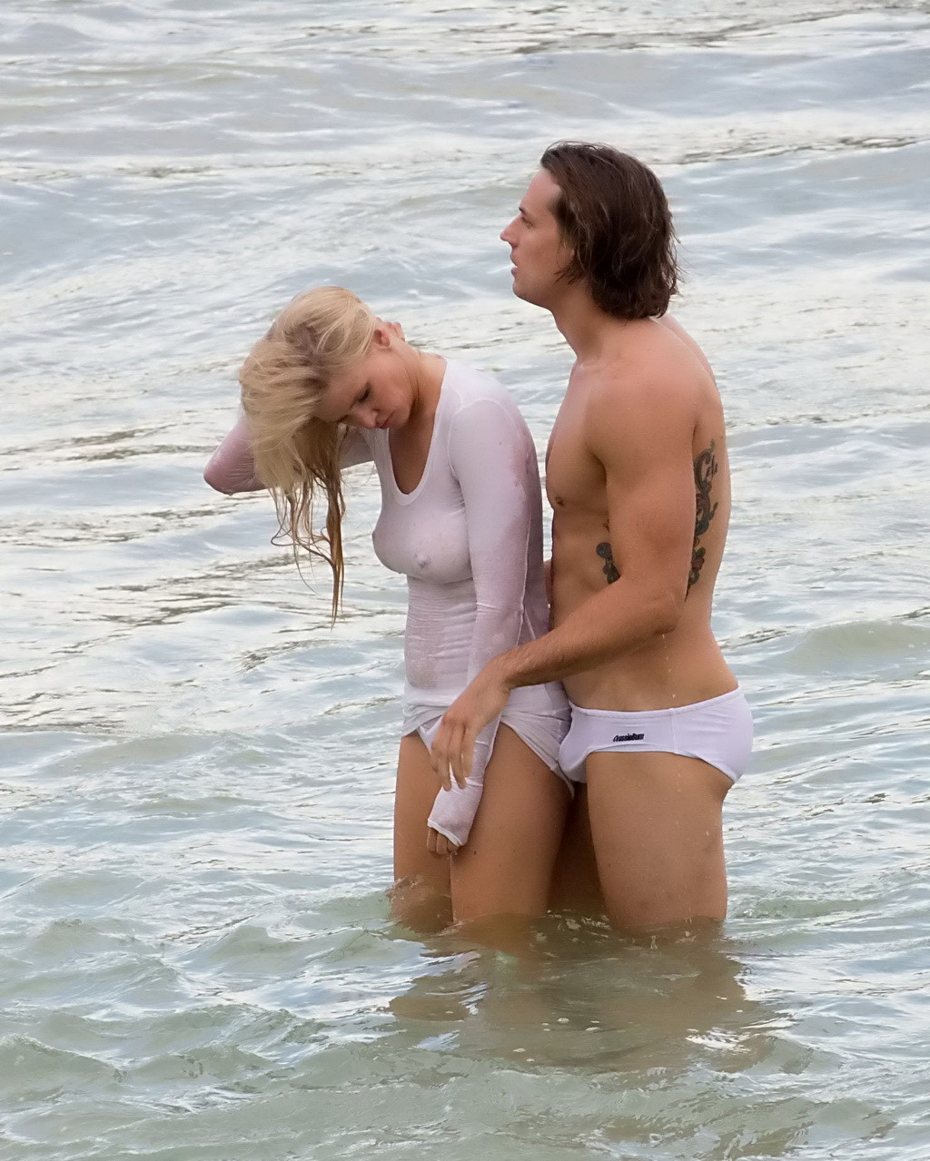 Lara stone zeigt Brüste in nassem Oberteil und Bikiniunterteil
 #75140045