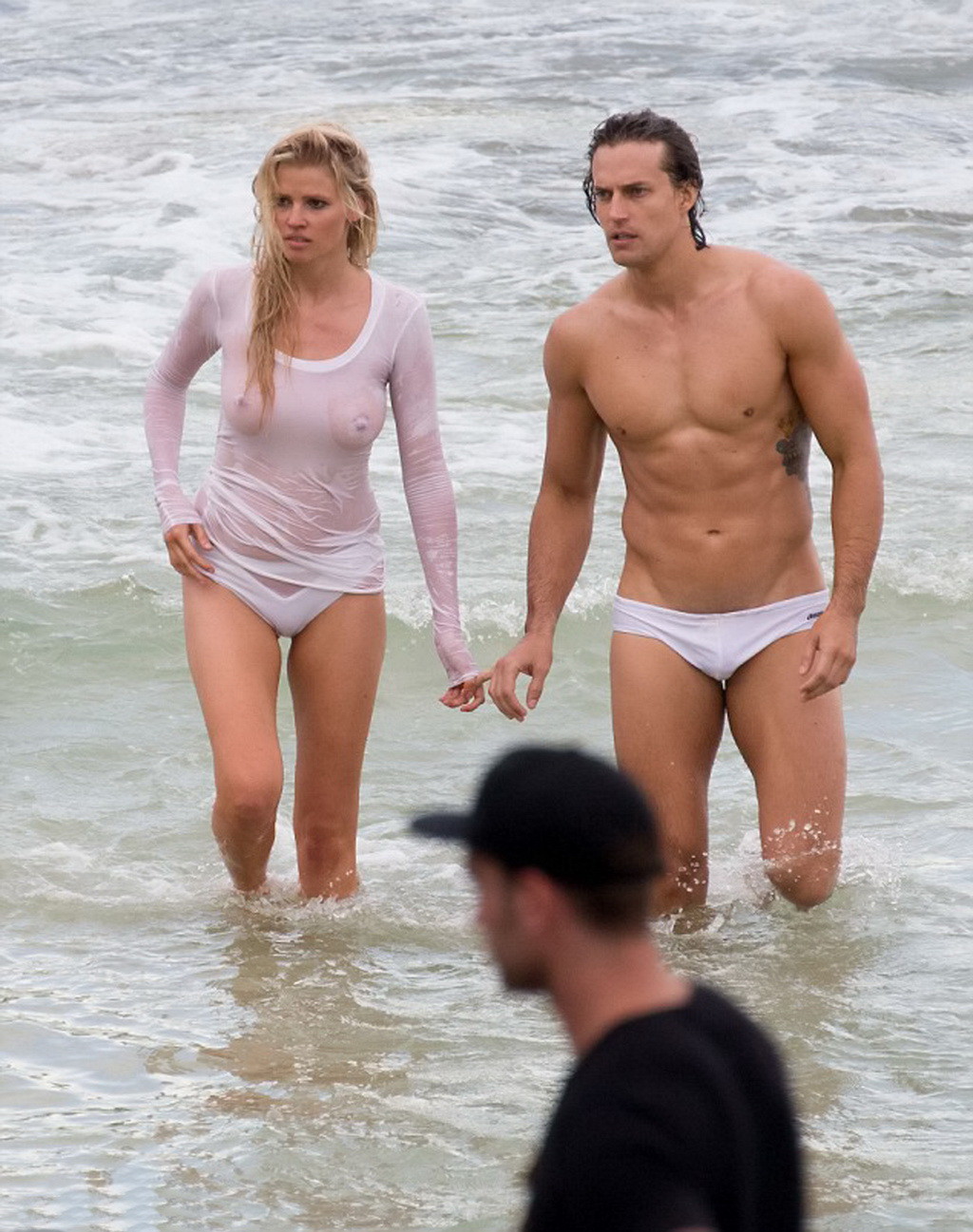 Lara stone zeigt Brüste in nassem Oberteil und Bikiniunterteil
 #75140066