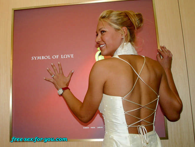 Anna Kournikova montre ses seins dans une robe transparente et sans haut.
 #75436151