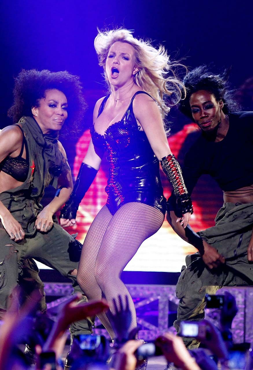 Britney spears in calze a rete guardando sexy sul palco durante il papa perfomance
 #75310846