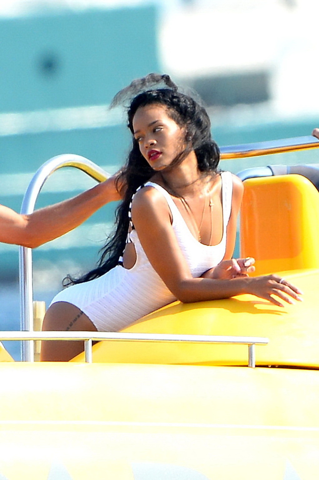 Rihanna in sexy costume da bagno bianco in posa su una barca a Cannes
 #75256007