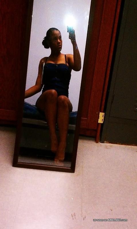 Babe mostra le sue belle curve in un vestito blu stretto
 #75700868