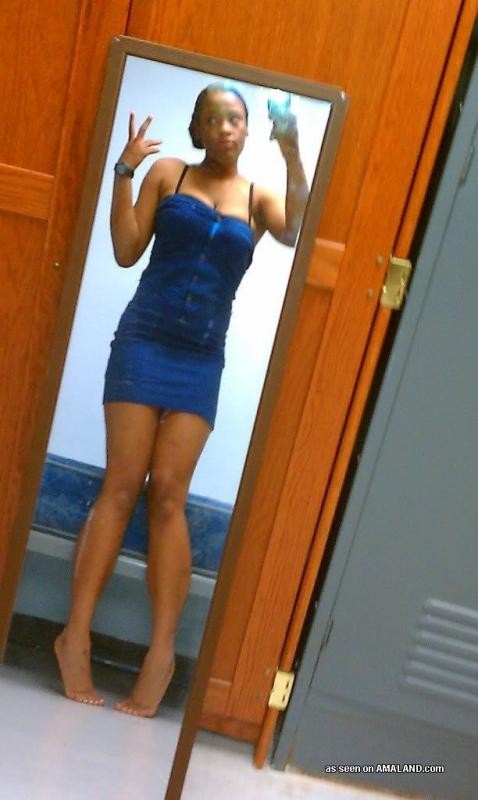 Babe zeigt ihre feinen Kurven in einem engen blauen Kleid
 #75700875
