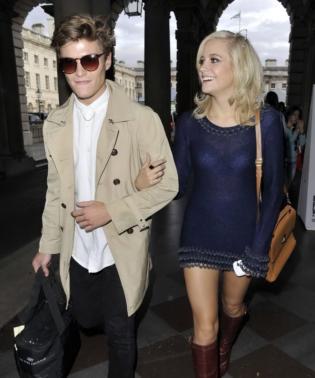 Pixie lott leggy upskirt en el show de mark fast durante la semana de la moda de londres
 #75252286