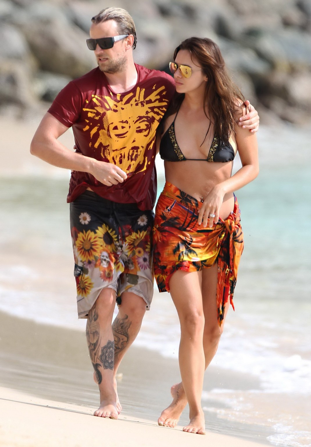 Jodi albert intentando ocultar su redondo culo en bikini en la playa de barbados
 #75194440