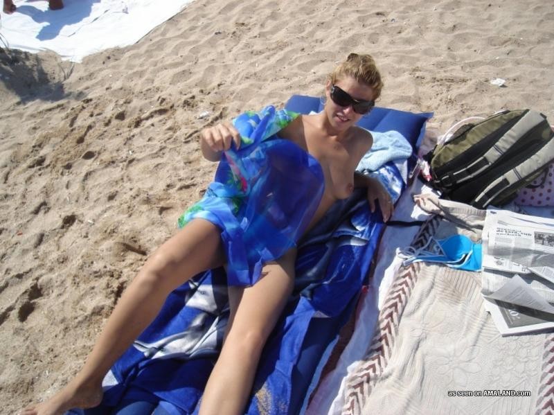 Moglie bionda amatoriale che va in topless sulla spiaggia
 #67971405