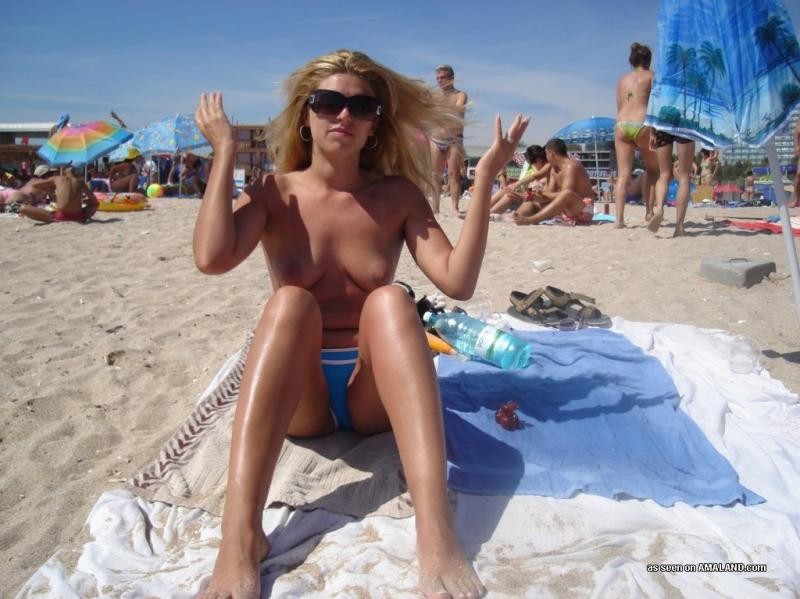 Moglie bionda amatoriale che va in topless sulla spiaggia
 #67971424