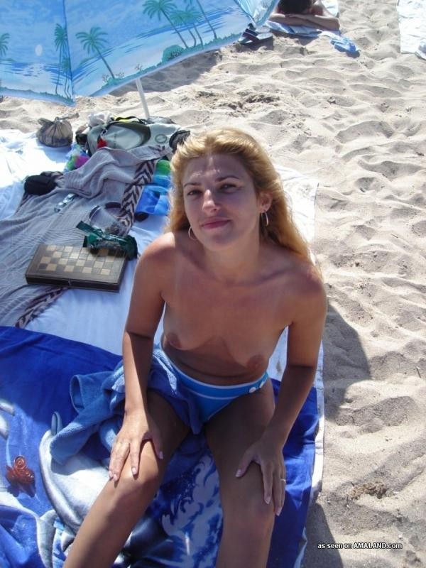 Amateur blonde Frau geht topless am Strand
 #67971434