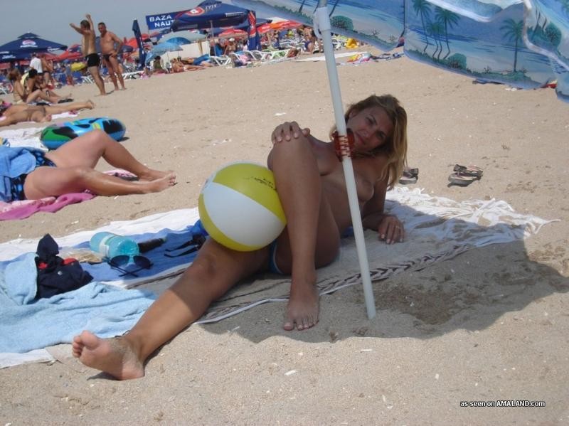 Amateur blonde Frau geht topless am Strand
 #67971457