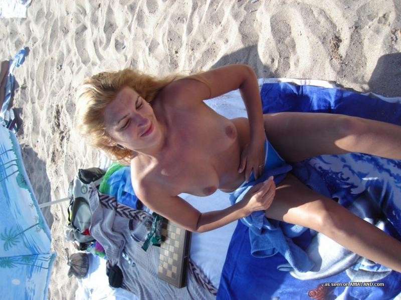 Moglie bionda amatoriale che va in topless sulla spiaggia
 #67971468