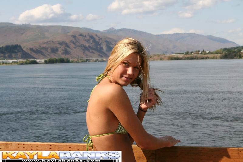 Freche Kayla Banks posiert an einem See in einem grünen Bikini
 #73203267