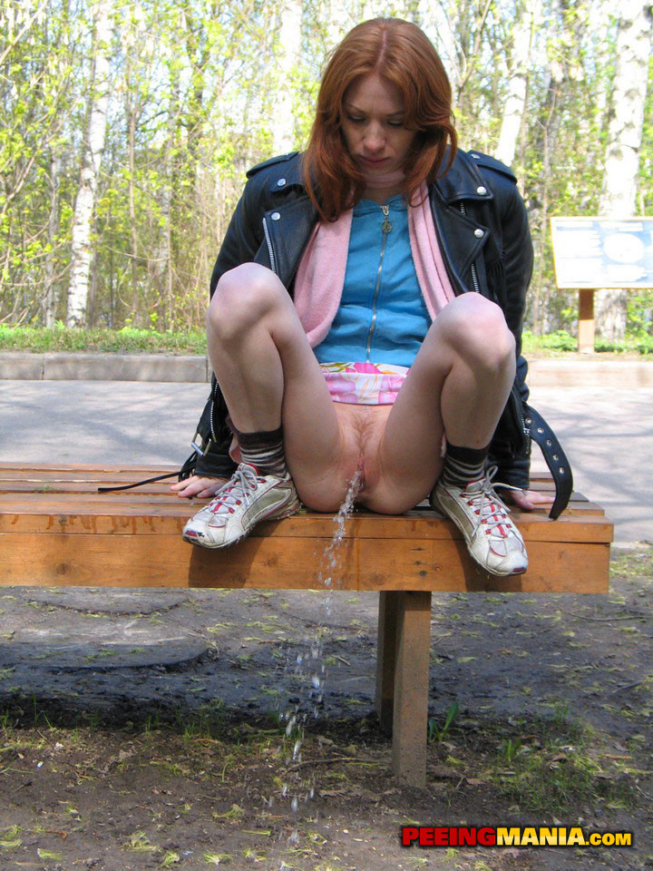 Collection de deux photos d'une fille qui pisse sur un banc et d'une autre sur une souche.
 #76563227