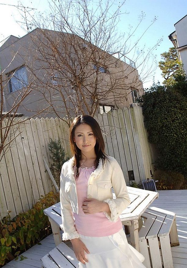 La Japonaise aux gros seins takako kitahara pose en montrant sa chatte
 #69778358