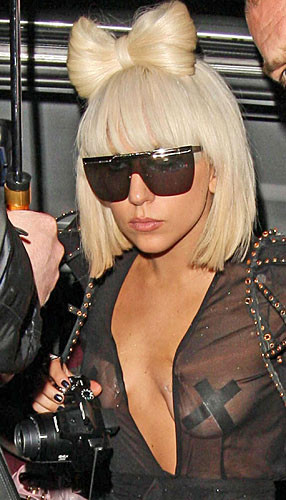 Lady gaga montre son corps sexy, ses seins et ses jambes.
 #75367691