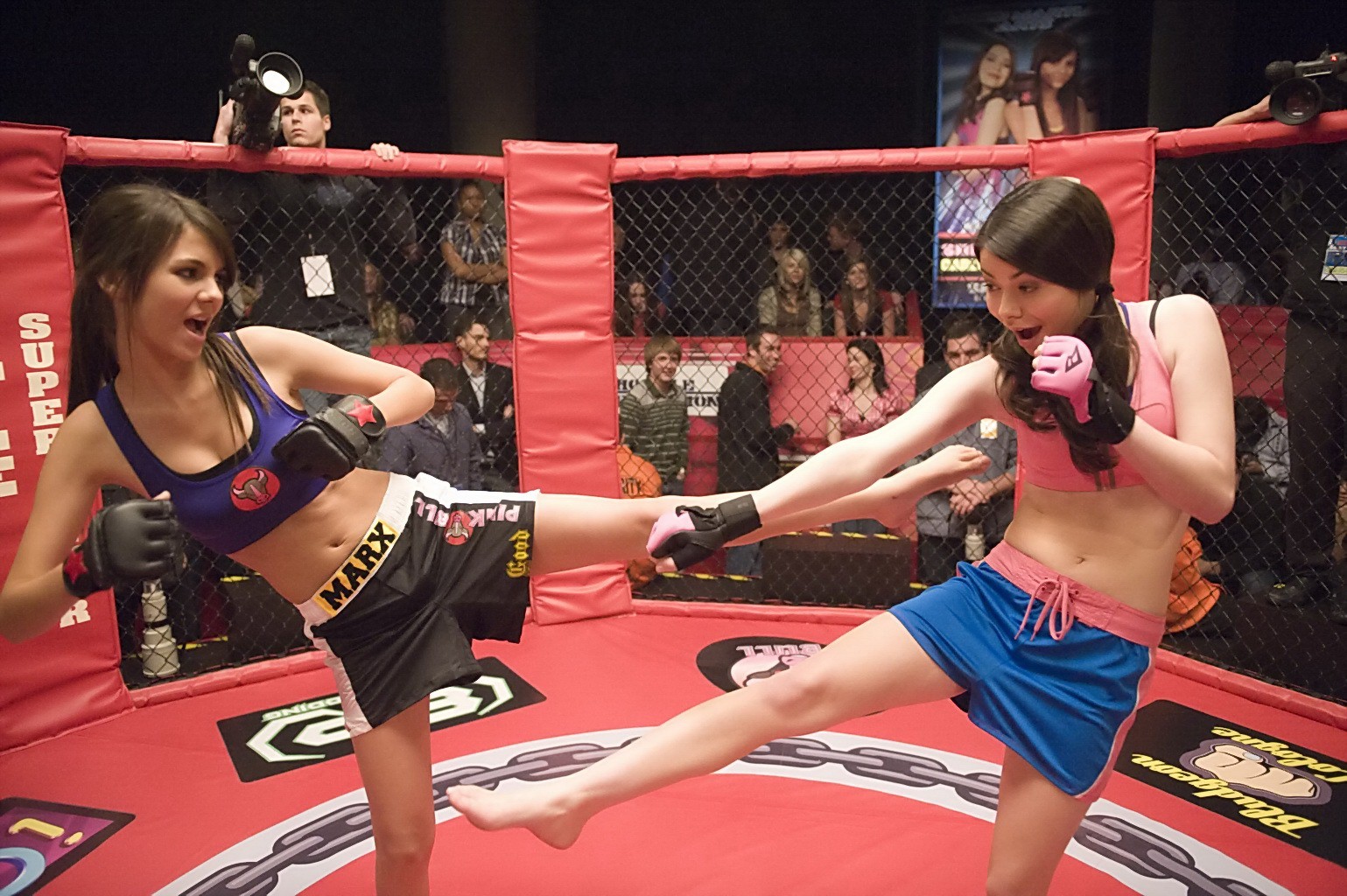 Miranda cosgrove portant une brassière et un short de sport en train de boxer avec victoria justice sur t
 #75225826