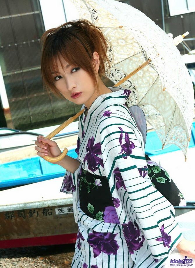 Belleza japonesa nene en kimono muestra el culo y el coño
 #69774432