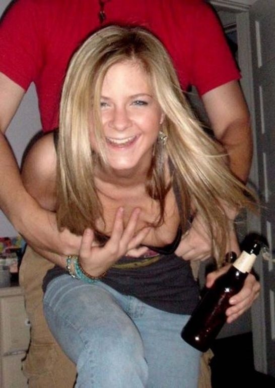 Betrunkene College-Mädchen Nippel rutscht und Titty blinkt in der Öffentlichkeit
 #76399422