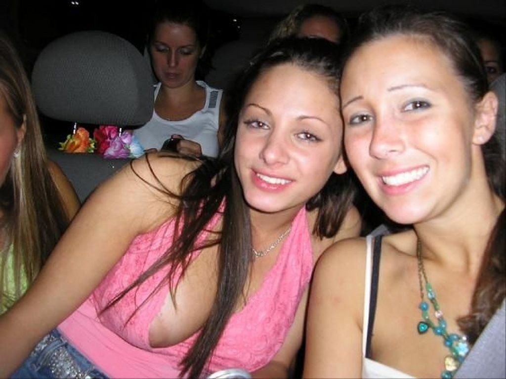 Betrunkene College-Mädchen Nippel rutscht und Titty blinkt in der Öffentlichkeit
 #76399467