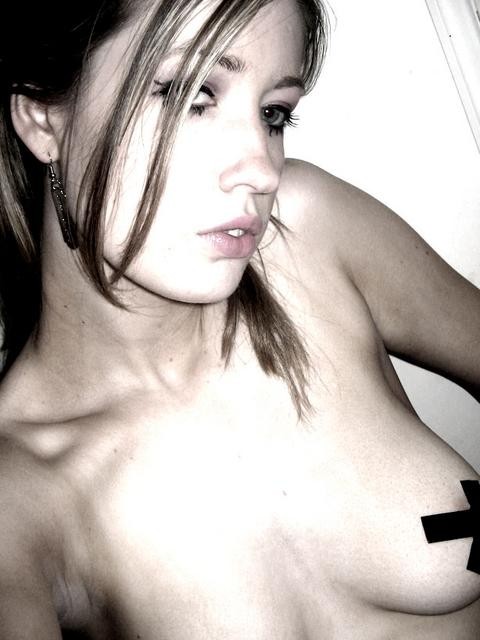 Foto di una ragazza della porta accanto che ama andare in topless per il suo bf
 #68361309