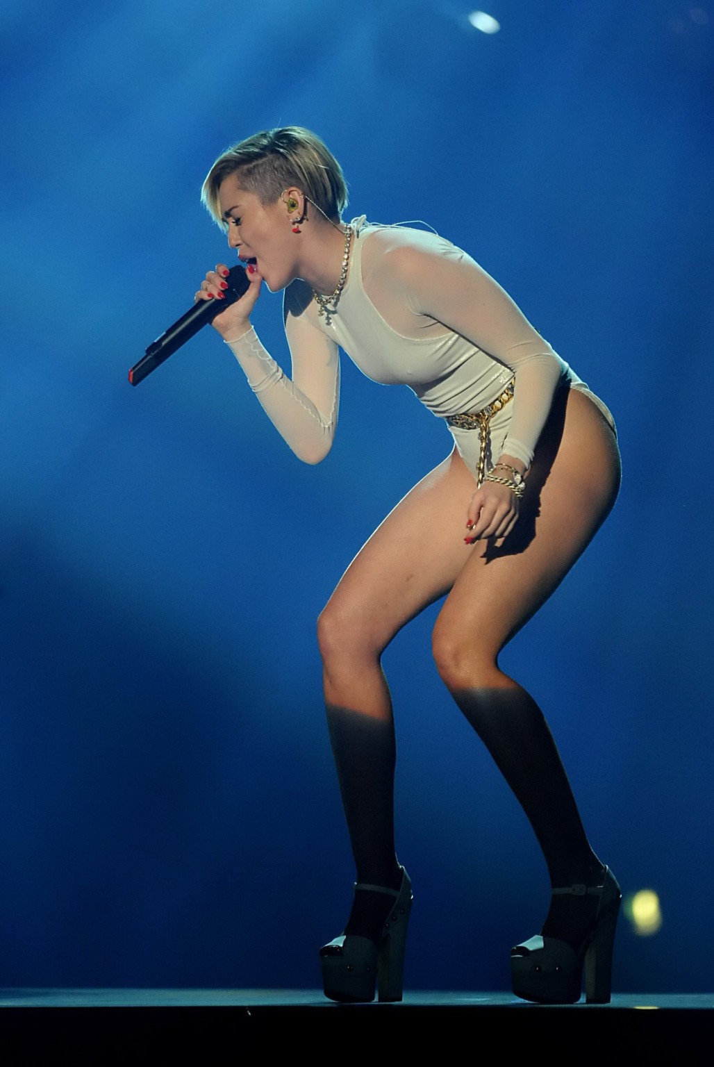 Miley cyrus guardando caldo in body bianco mentre si esibisce al 2013 mtv europe musi
 #75213117
