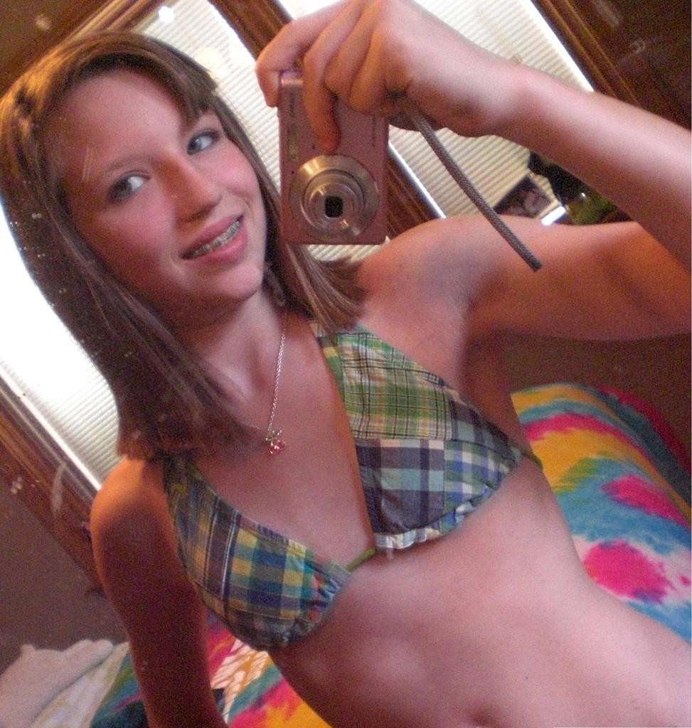 Dreckige Teens, die ihre eigenen Bilder machen
 #73186222