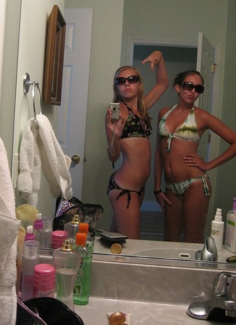 Dreckige Teens, die ihre eigenen Bilder machen
 #73186271