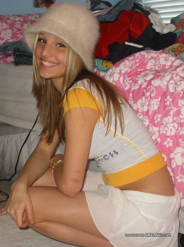 Sizzling Amateur Freundinnen posieren für bfs zu Hause
 #79393577