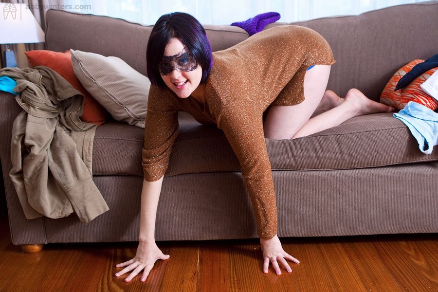 Verspieltes Amateur-Brünette-Mädchen wird nackt auf der Couch
 #67649584