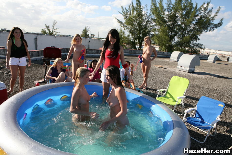 大学の女子学生が屋外のプールでレスリングをする
 #73238014