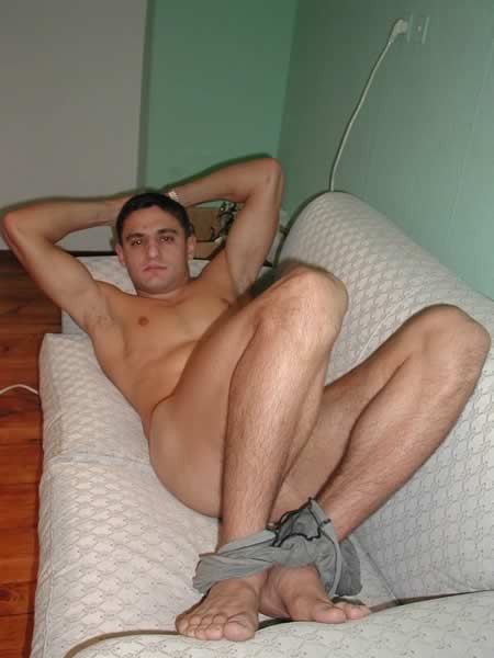 Hunk amatoriale che mostra il suo sexy corpo nudo
 #77008268