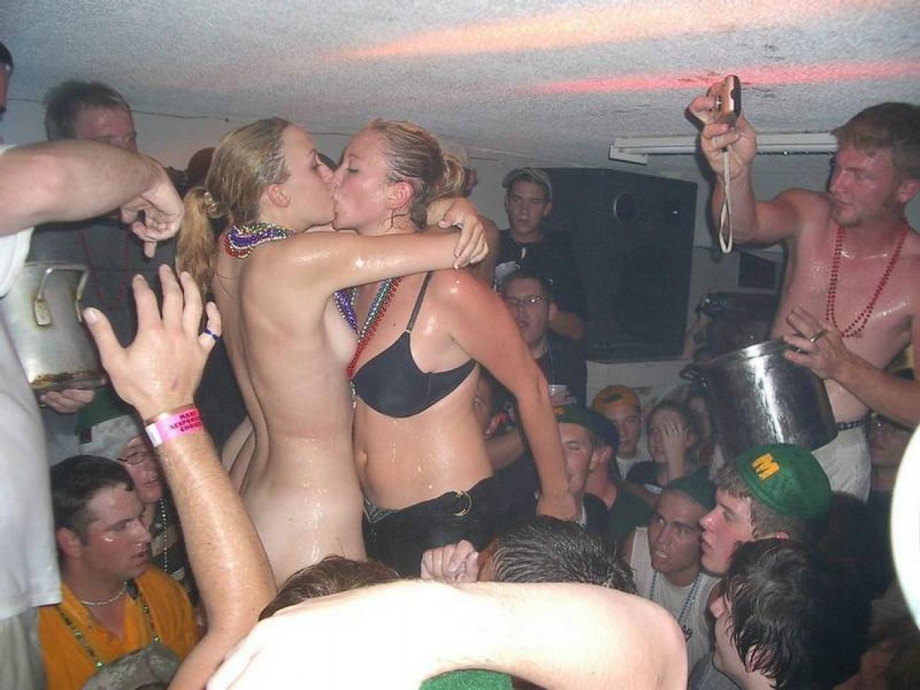 Fotos de chicas que se desnudaron en una fiesta de borrachera
 #77134087