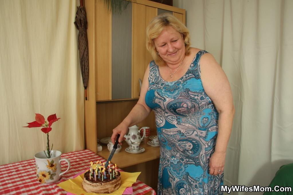 Une jeune femme mûre est sa belle-mère et elle veut sentir sa queue. 
 #74541270