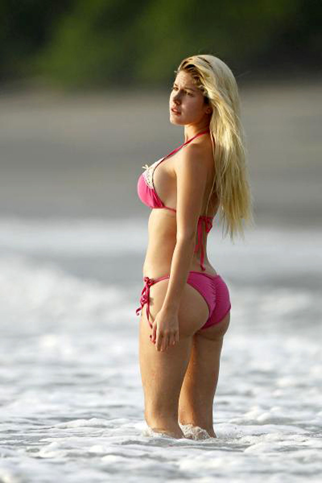 Heidi montag mostrando su cuerpo sexy y sus enormes tetas en bikini
 #75335952