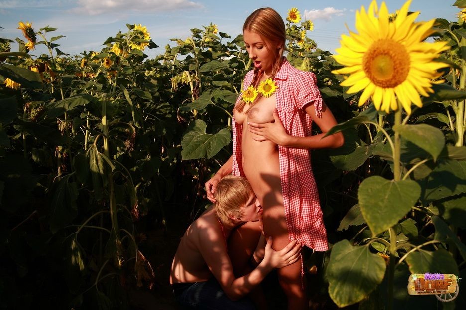 Une jeune à la poitrine naturelle baisée en plein air avec des oraux
 #77453839