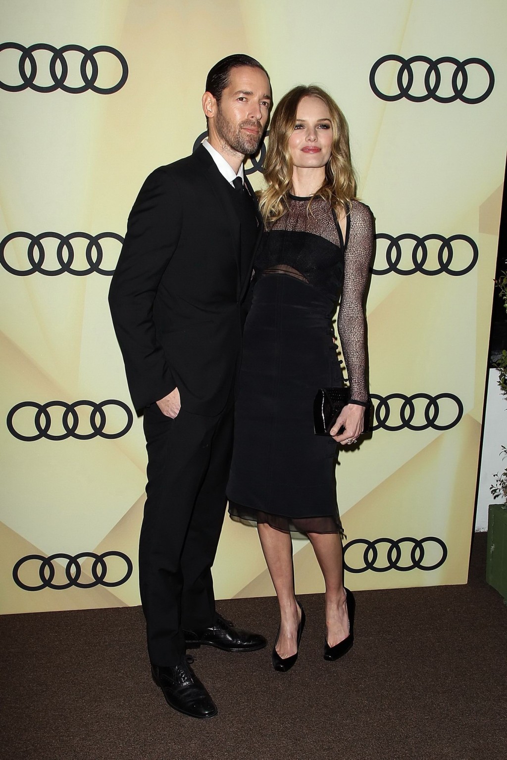 Kate bosworth se ve caliente con vestido negro parcialmente transparente en audi golden
 #75244441