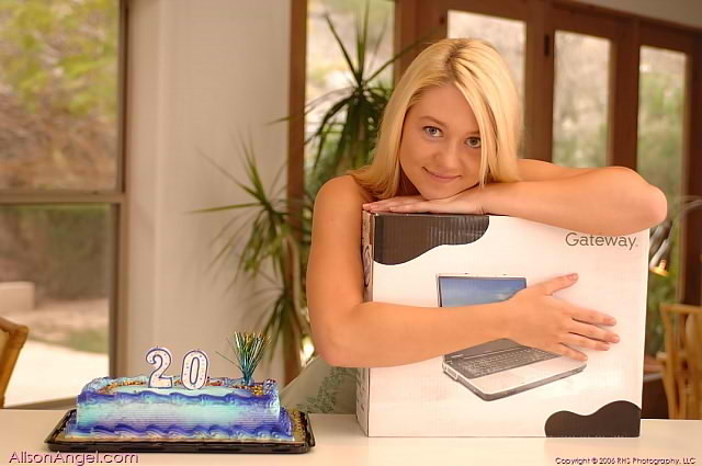 Rubia de cumpleaños jugando con la humedad
 #74011742