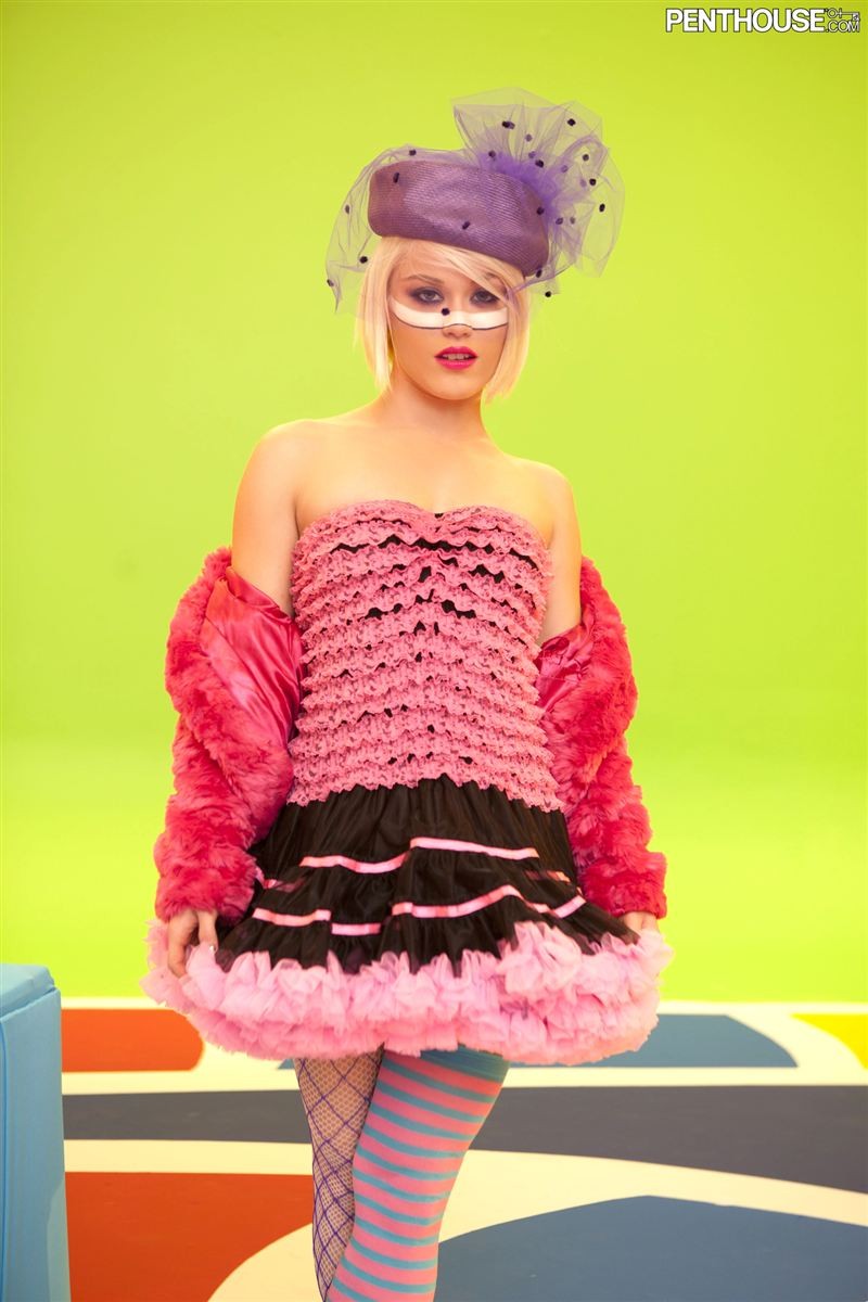 Ash hollywood bella bionda scopa nel suo vestito rosa sexy
 #73589447