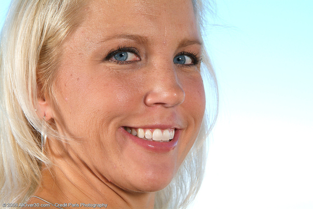 Une blonde âgée et bien bâtie sur un balcon se faisant tirer dessus sous sa jupe
 #73756551