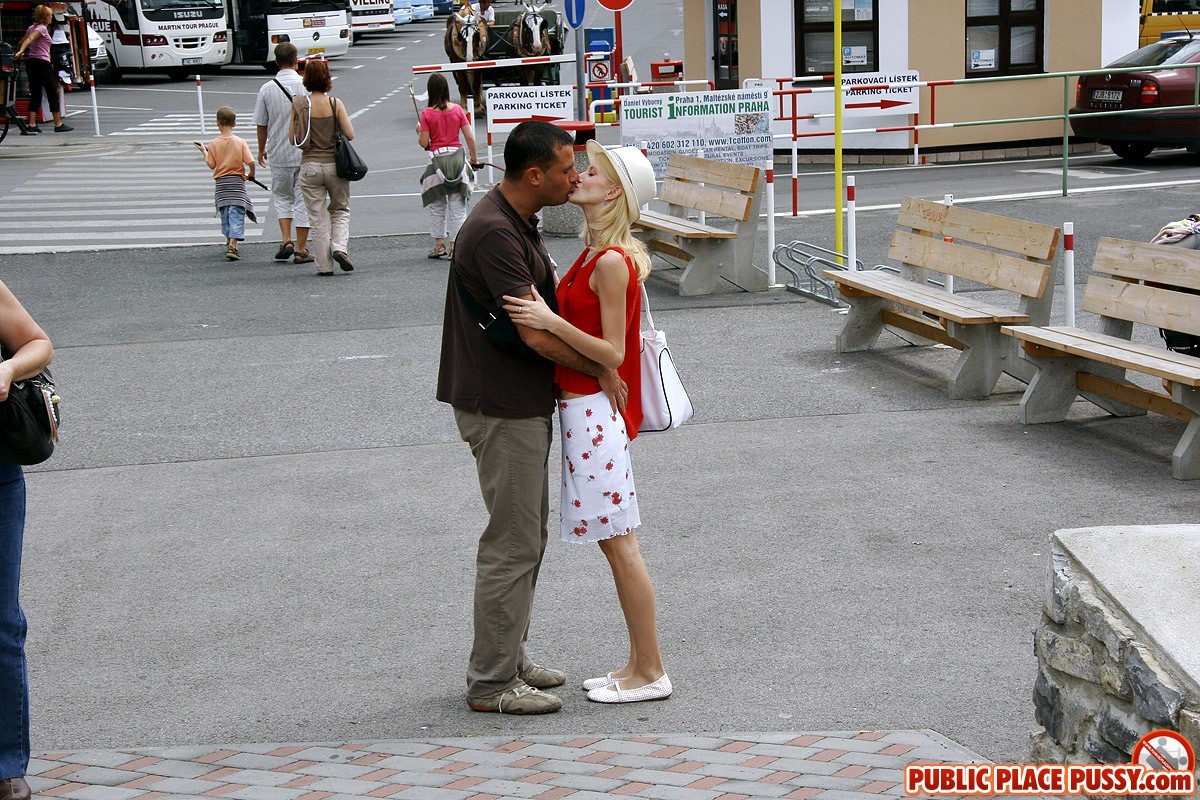 Jeune fille blonde se faisant baiser dans plusieurs endroits publics
 #78613078