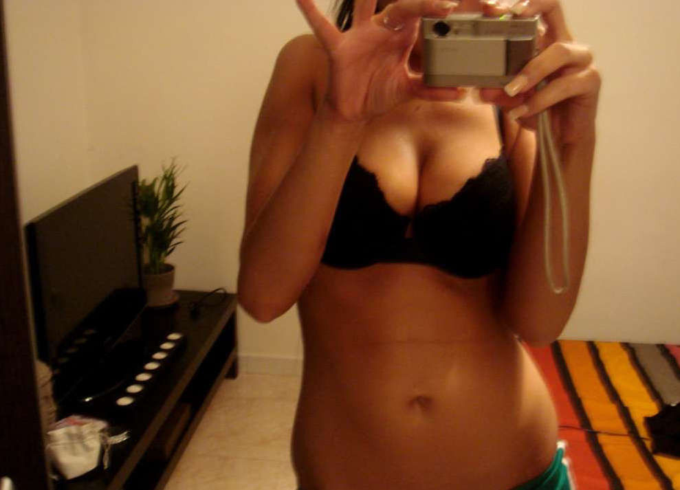 Bilder von einer sexy Tussi, die sich selbst in ihrem Zimmer fotografiert
 #75719959