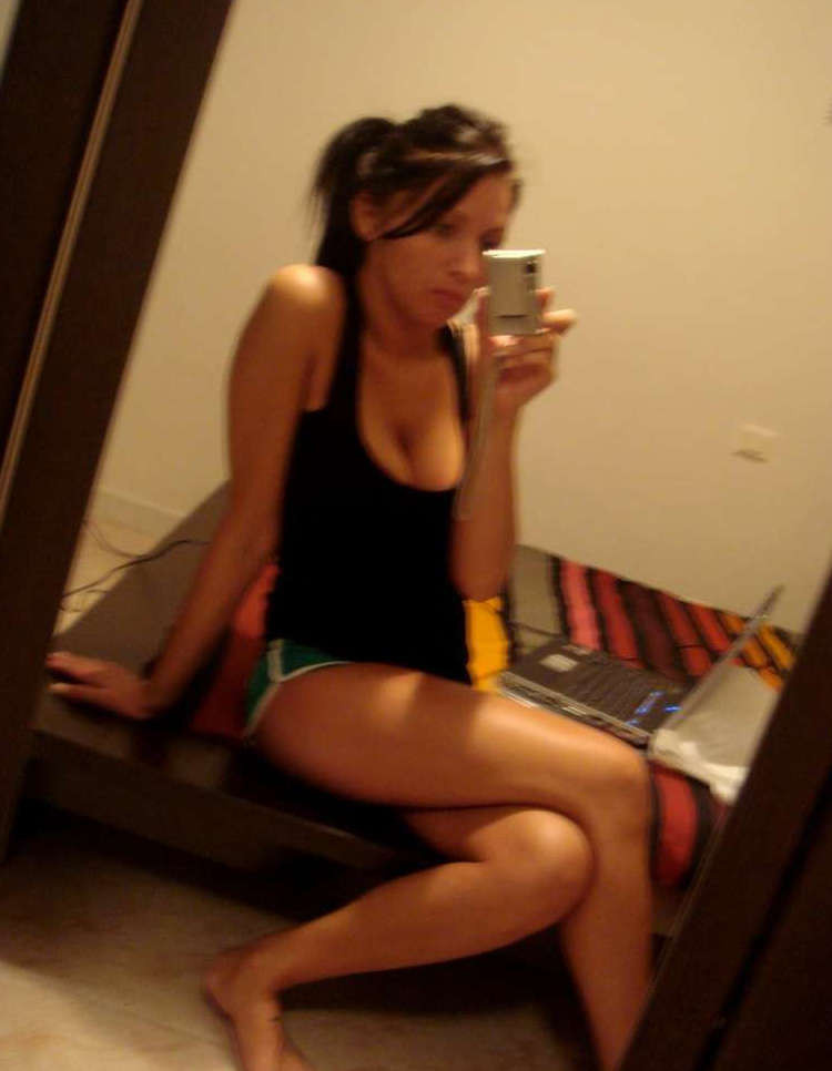 Pictures of a sexy chick self-shooting in her room #75719981