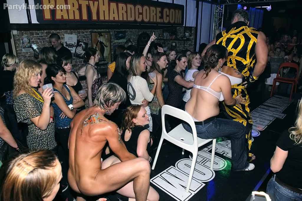 Unas locas amateurs borrachas follando duro en una fiesta de sexo
 #78879504